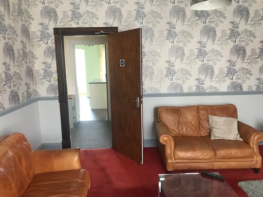 6 bedroom, 2 en-suite house - Photo 1