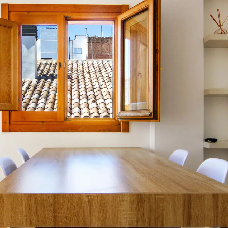 2-bedroom apartment for rent in El Mercat, tenants must be professionals - Foto 1