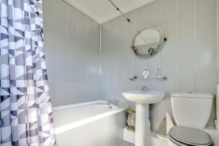 3 bedroom terraced house to rent - Photo 3