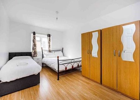 4 Bed Terraced House, London, E6 - Photo 3