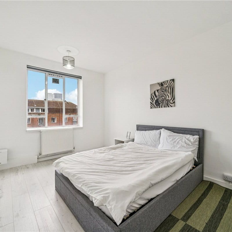 Top floor three bedroom flat with plenty of natural light flooding through the property. Situated a short walk from Southside, Wandsworth shopping centre and Wandsworth Town which has good transport links into Waterloo. - Photo 1