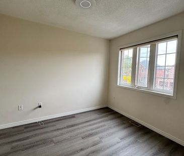 For Lease - 163 Flagstone Way, Newmarket, Ontario - Photo 2