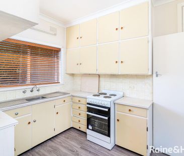 72 Tichborne Crescent, Kooringal, NSW 2650 - Photo 4