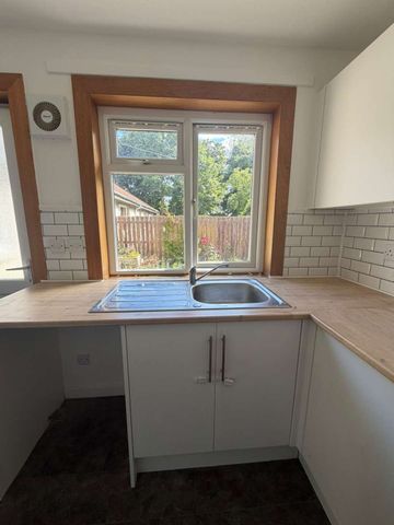 Freshly decorated 4 bedroom semi detached bungalow in Coaltown of Wemyss. The property is situated in close proximity to the town of Kirkcaldy, Fife and availa - Photo 3