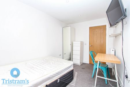 3 bed Apartment for Rent - Photo 4
