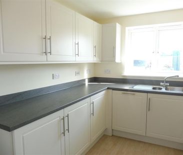 3 bedroom semi-detached house to rent - Photo 4