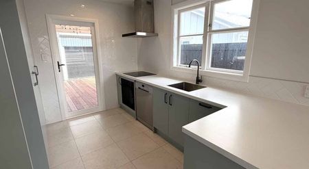 Charming three bedroom home in a quiet cul-de-sac - Photo 4