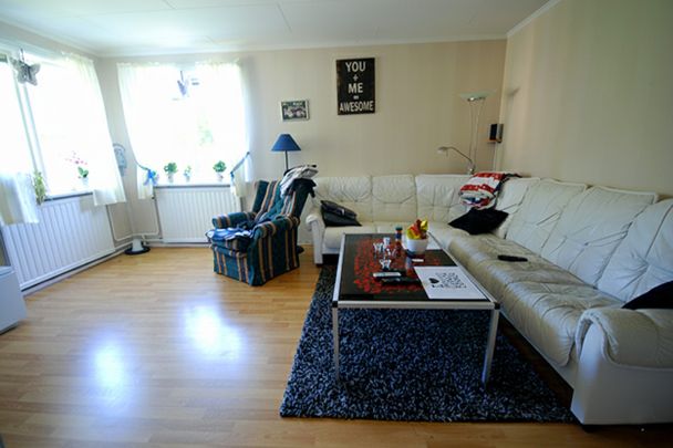 Ljus fin tvåa i lugnt skogsnära område - Foto 1