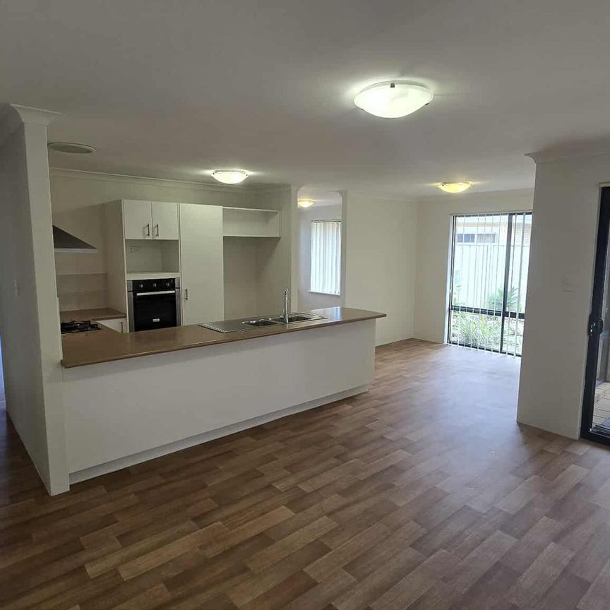 Less Than 500m to Warnbro Beach! - Photo 1