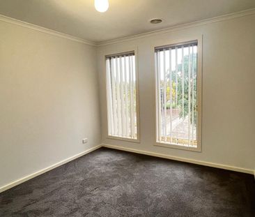 Perfectly positioned, three bedroom beauty! - Photo 1