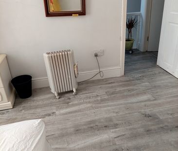 Room in a Shared House, Whiteway Street, M9 - Photo 3