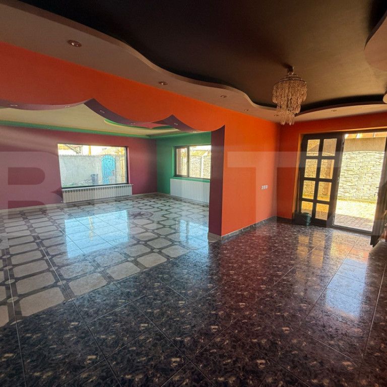 Casă mare, 9 camere, curte 1000 mp – disponibilă pentru - Fotografie 1