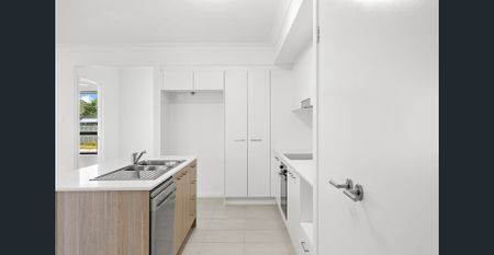 A Beachside Home Made for Professionals- 3Bed, 2 Bath, Air Con + Solar - Photo 3