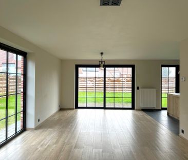 Alleenstaande woning met 3 slaapkamers, tuin en carport. - Photo 1