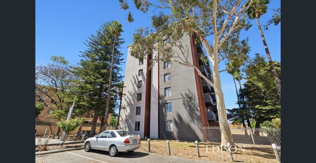 Modern One-Bedroom Apartment in Secure Complex – Unbeatable Location! - Photo 1