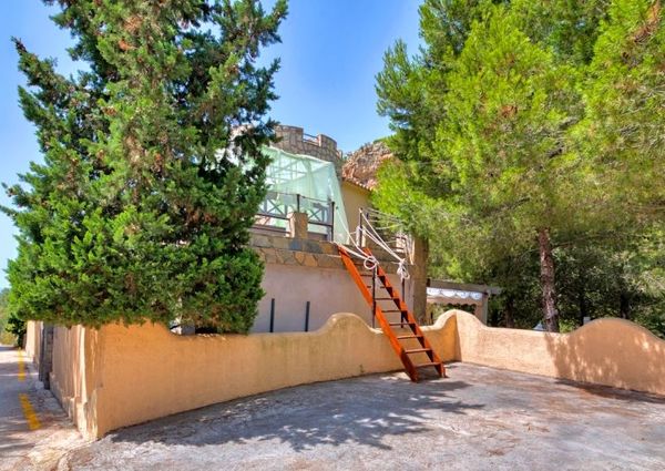 Villa for rent in Cumbre del Sol with 5 bedrooms