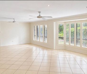 Comfortable Family Living Close to the Noosa River - Photo 1