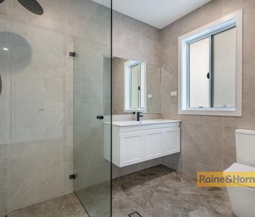 MODERN THREE BEDROOM TOWNHOUSE - Photo 2