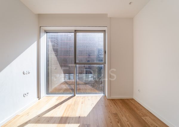 Apartamento T3 com varanda, novo, com vista mar, em Vila Nova de Gaia