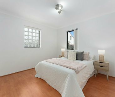 Spacious 3 Bedroom Courtyard Apartment! - Photo 6