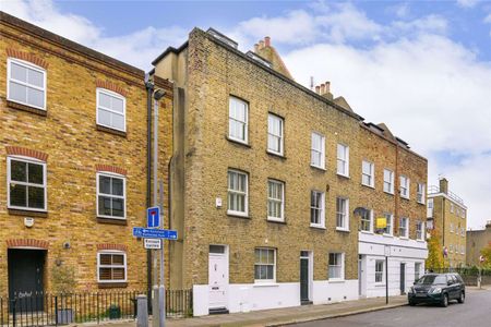 A stylish 4 bedroom family home close to Battersea Square - Photo 3