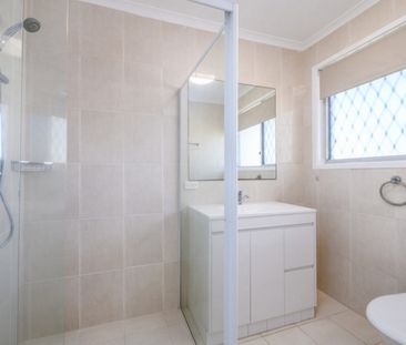 27 Vaggelas Crescent, Biggera Waters - Photo 2
