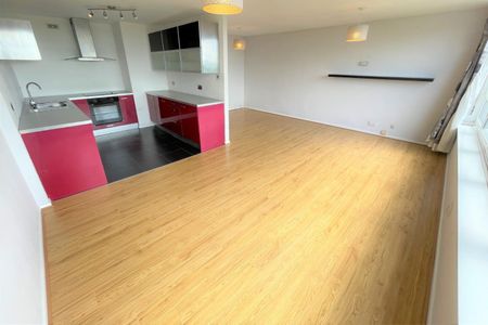 2 bedroom Flat To Let - Photo 2