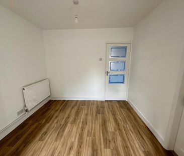 Semi-detached house to rent on - Photo 2
