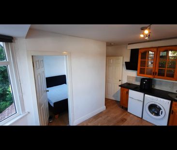 Studio Flat, The Ridgeway, NW9 - Photo 2