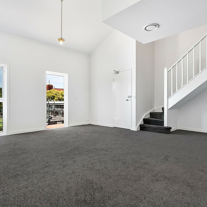 SPACIOUS 3 BEDROOM APARTMENT OPPOSITE PARK! - Photo 1