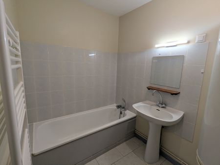 Location Appartement 3 pièces 50m² ISSOUDUN 36100 - Photo 2