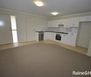 Charming 2 Bedroom Duplex - Photo 3