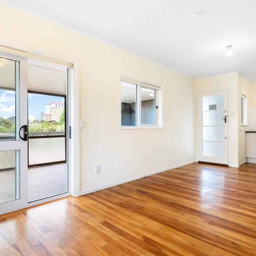 Sunny Elevated 3 Bedroom Home with Harbour Views - Photo 1