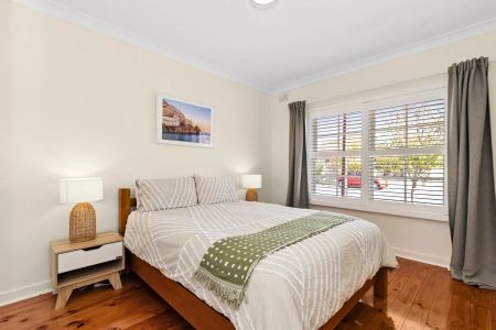 Furnished, Two Bedroom Unit in Highly Sought After Location - 6 months - Photo 4