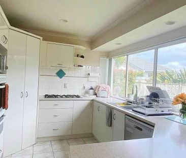 Four Bedroom & Three bathroom Family Home In G... - Photo 2