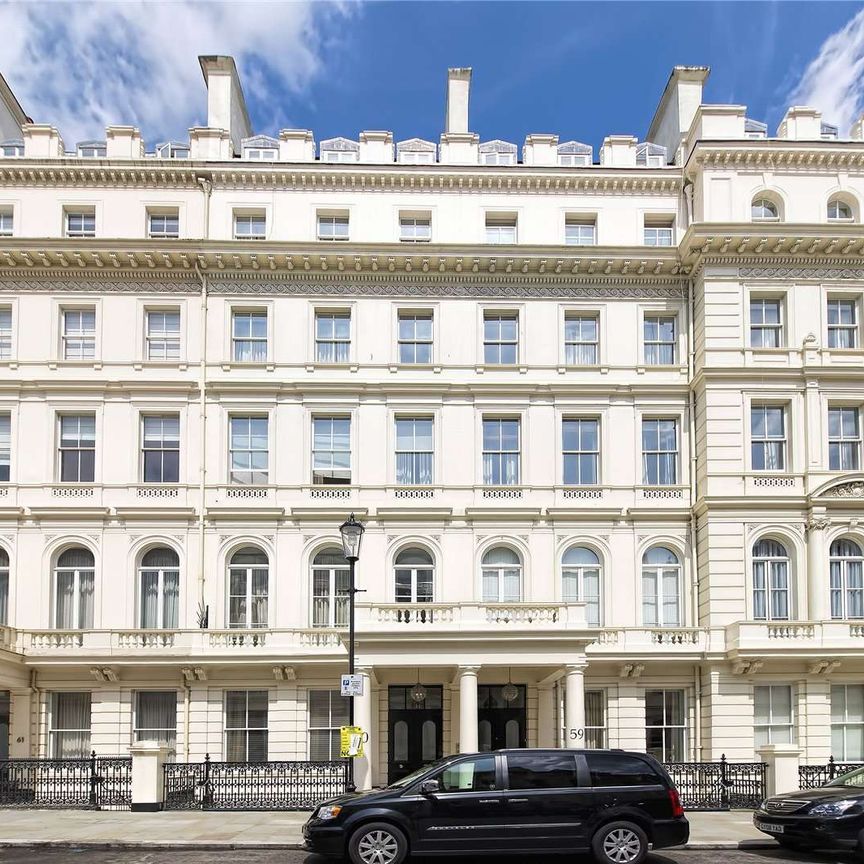 A lovely and bright two bedroom apartment situated on the third floor of a grand stucco fronted building in Lancaster Gate - Photo 1