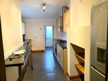 3 bedroom semi-detached house to rent - Photo 4
