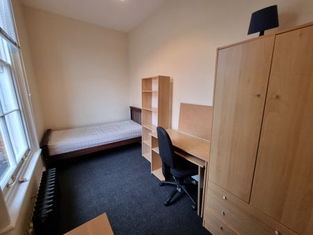 8 Bed Student Accommodation - Photo 3