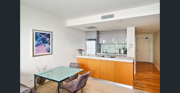 Fully furnished apartment with extra space for working from home, in the heart of the Honeysuckle precinct. - Photo 1