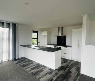 Stunning modern property with views - Photo 4