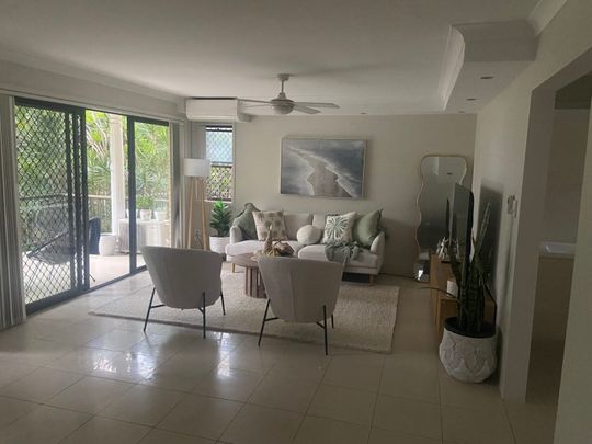 Bedroom with individual study room and bathroom - Photo 1