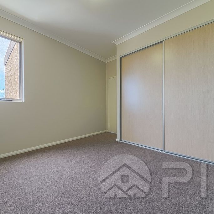 Spacious two bedrooms apartment for lease ! Walking distance to Stock land shopping ! - Photo 1