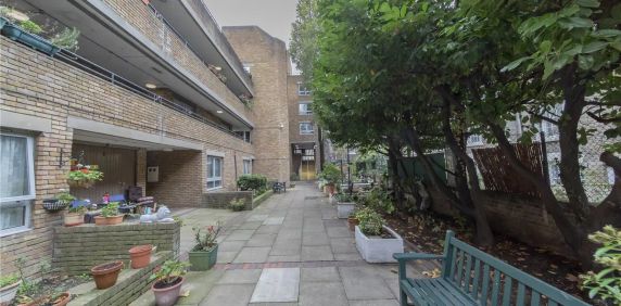 1 bedroom flat in London - Photo 2