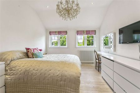 Attractive Edwardian family home, full of character and charm occupying an ideal location. - Photo 5