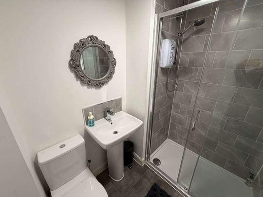 1 x Stylish Double Room in a Modern 4-Bed House Share | Bills Included | B5 7DU Double Room - Photo 1