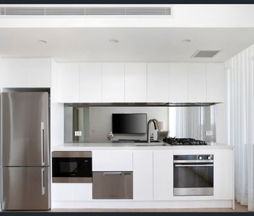 Contemporary Living with Panoramic Views - Photo 3