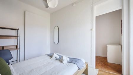 Room in a shared 4-bedroom apartment for rent in Lisbon. - Photo 3