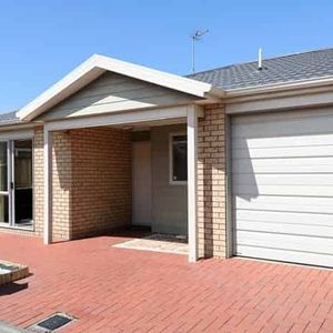 Lovely 2 double bedroom unit - Photo 2