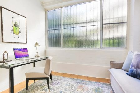 Charming 1920's 2 bedroom apartment. - Photo 4