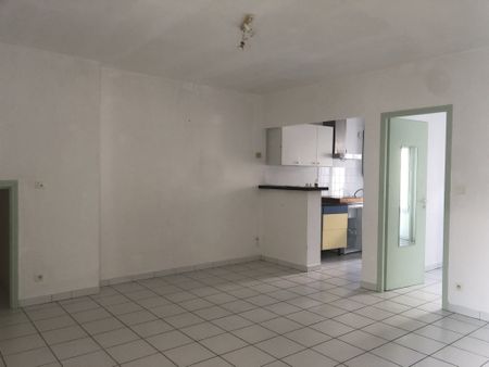 Location Appartement 2 pièces 43m² LA ROCHE CHALAIS 24490 - Photo 4